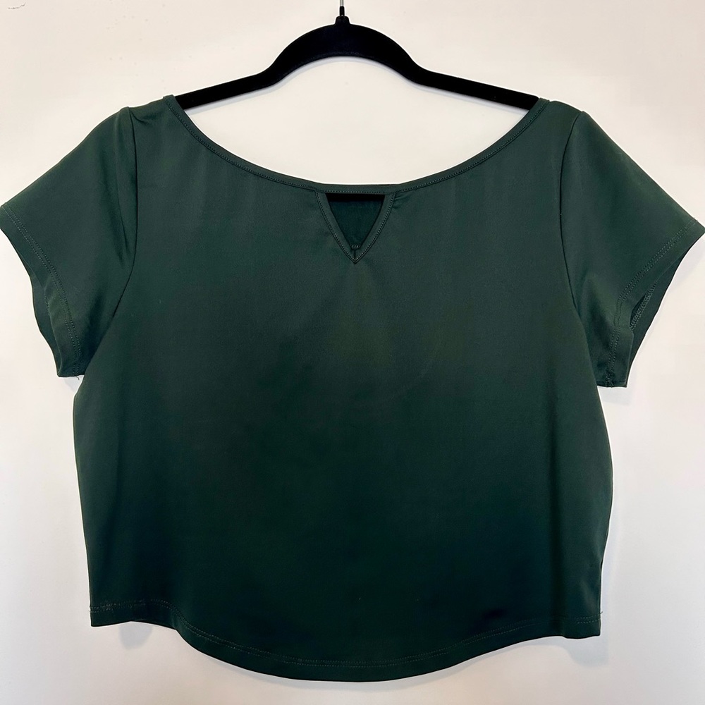 Buffbunny, cute cropped t shirt. Dark green, size medium